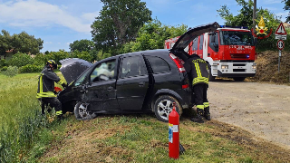 Corinaldo – Schianto tra due mezzi, automobilista estratto dai vigili del fuoco